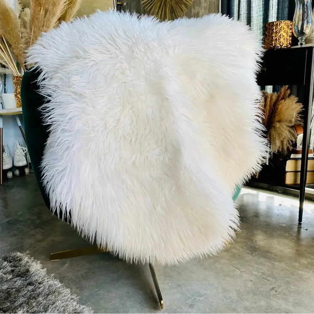 POTTERY BARN White Cozy Faux Fur Sheepskin Throw Rug Mat Chair Cover Accent Deco